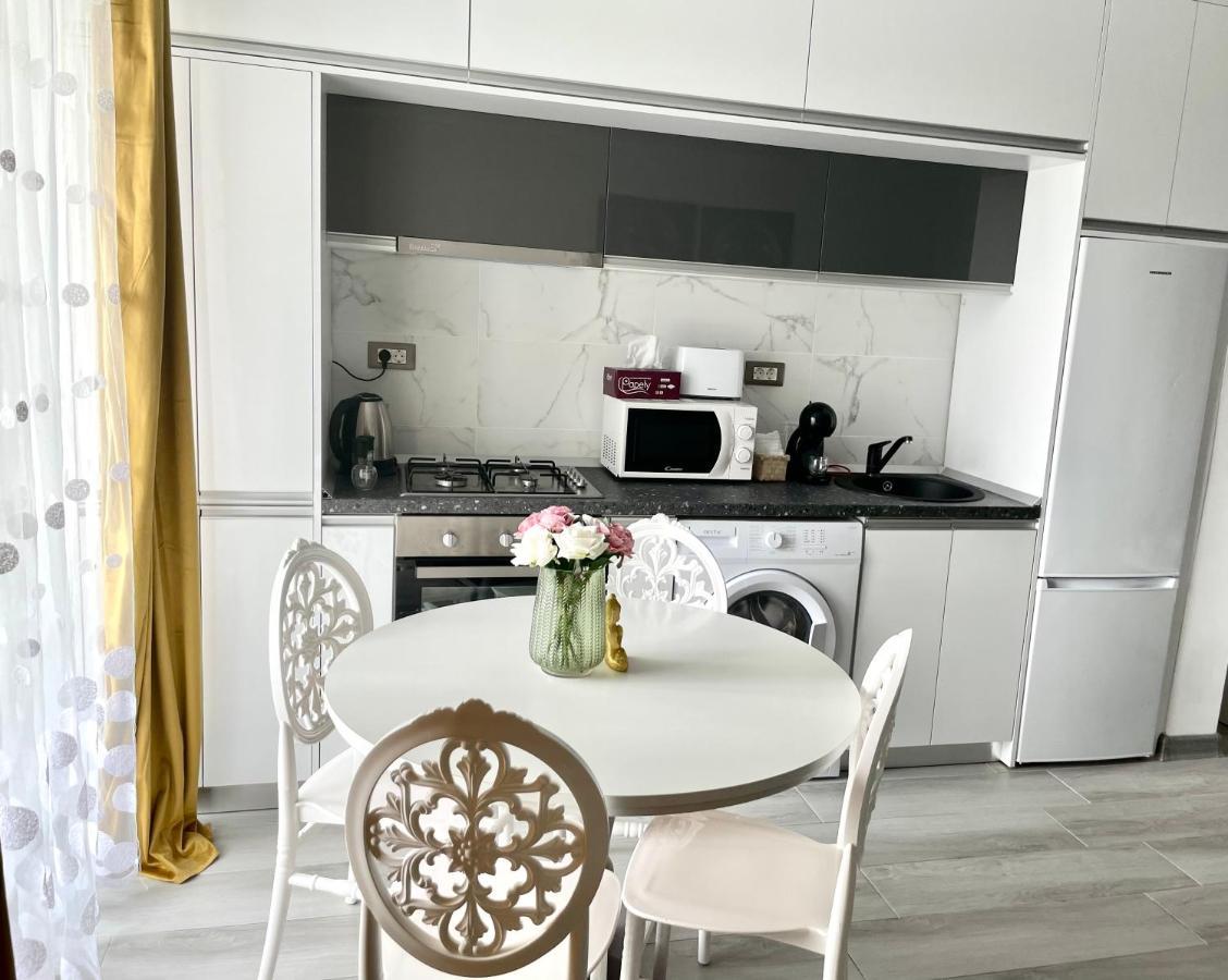 Dominic 2 Beds 1 Sofa Parking Pool Apartament By Alezzi Nord10 Apartment Navodari Ngoại thất bức ảnh