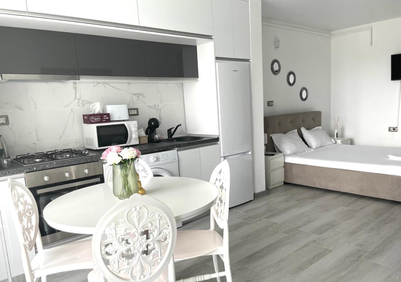 Dominic 2 Beds 1 Sofa Parking Pool Apartament By Alezzi Nord10 Apartment Navodari Ngoại thất bức ảnh
