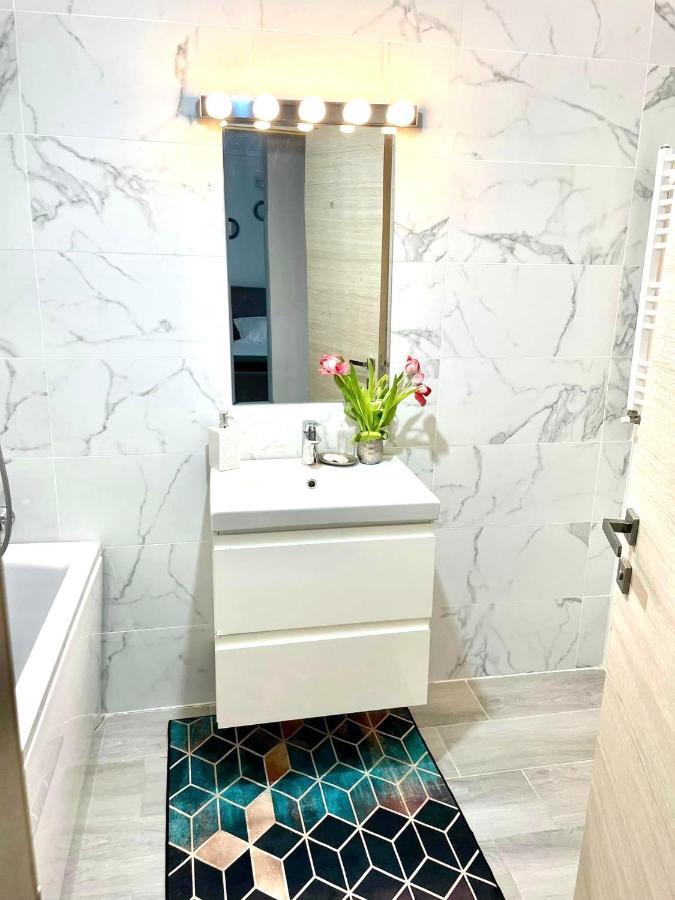 Dominic 2 Beds 1 Sofa Parking Pool Apartament By Alezzi Nord10 Apartment Navodari Ngoại thất bức ảnh